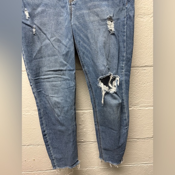 Old Navy Rockstar Super Skinny Jeans - Picture 2 of 5